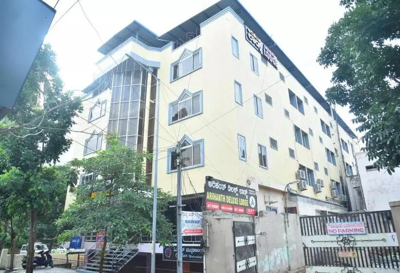 Hotelli Arihanth Deluxe Lodge