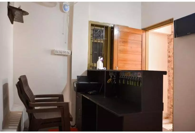 ホテル Caroline Stay Near Kiit University Budget Friendly  Couple Friendly   Best Seller