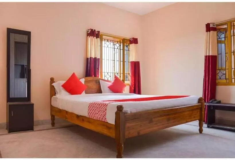 ホテル Caroline Stay Near Kiit University Budget Friendly  Couple Friendly   Best Seller