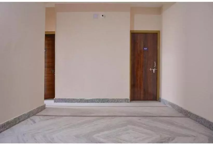 ホテル Caroline Stay Near Kiit University Budget Friendly  Couple Friendly   Best Seller