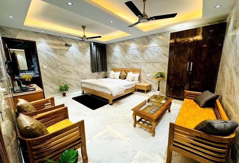 Hotel Lajpat Nagar Luxury Rooms
