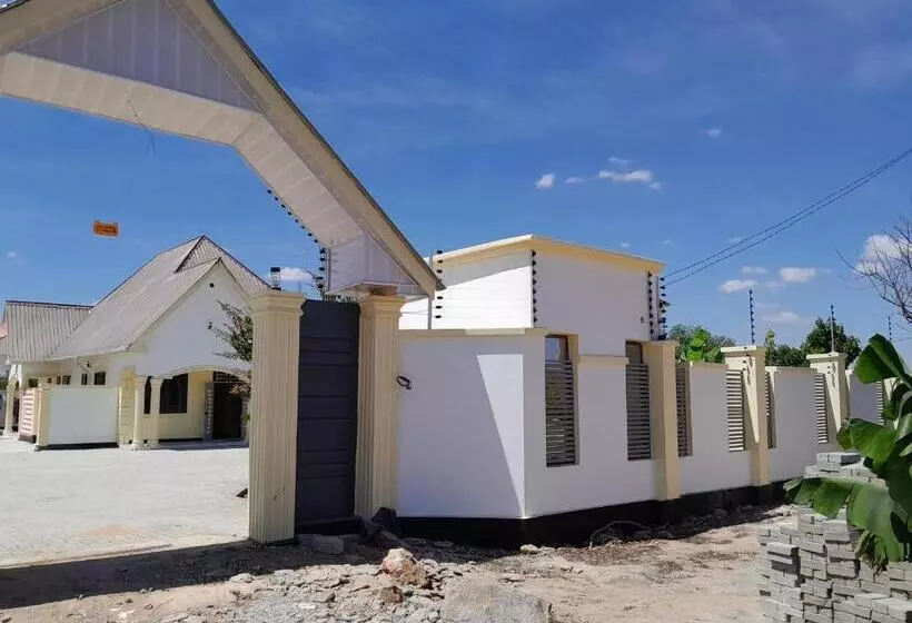 هتل Solomon Village Lodge