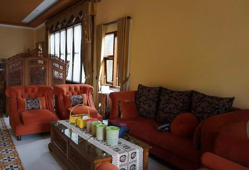 هتل Oyo 94147 Anasya Homestay