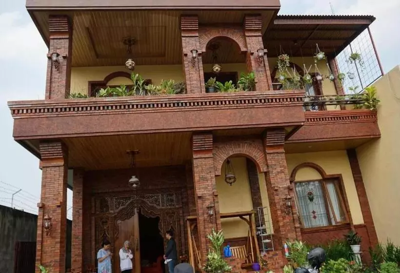 هتل Oyo 94147 Anasya Homestay