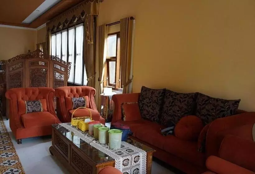 هتل Oyo 94147 Anasya Homestay
