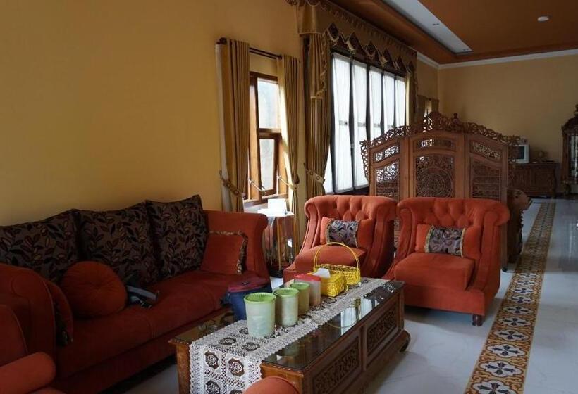Отель Oyo 94147 Anasya Homestay