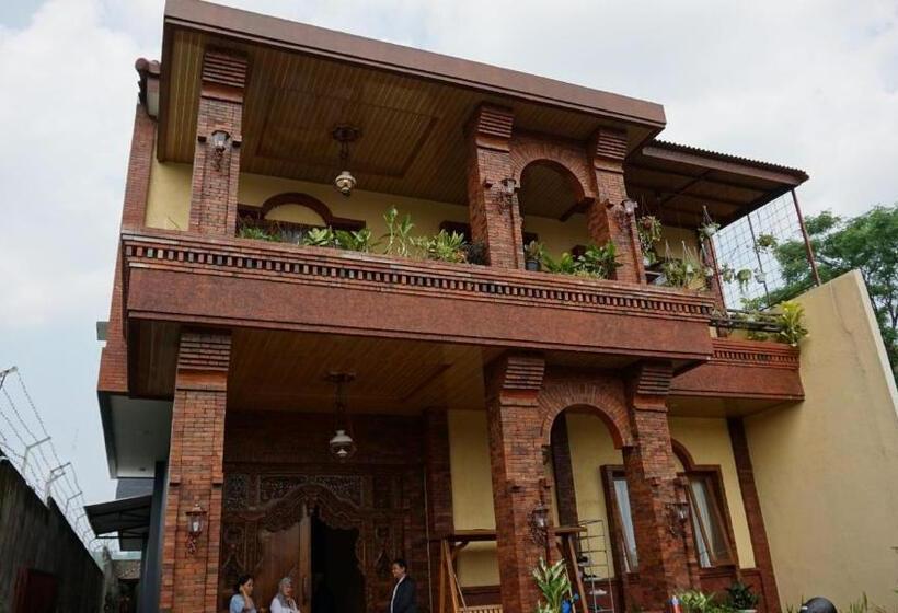 Отель Oyo 94147 Anasya Homestay