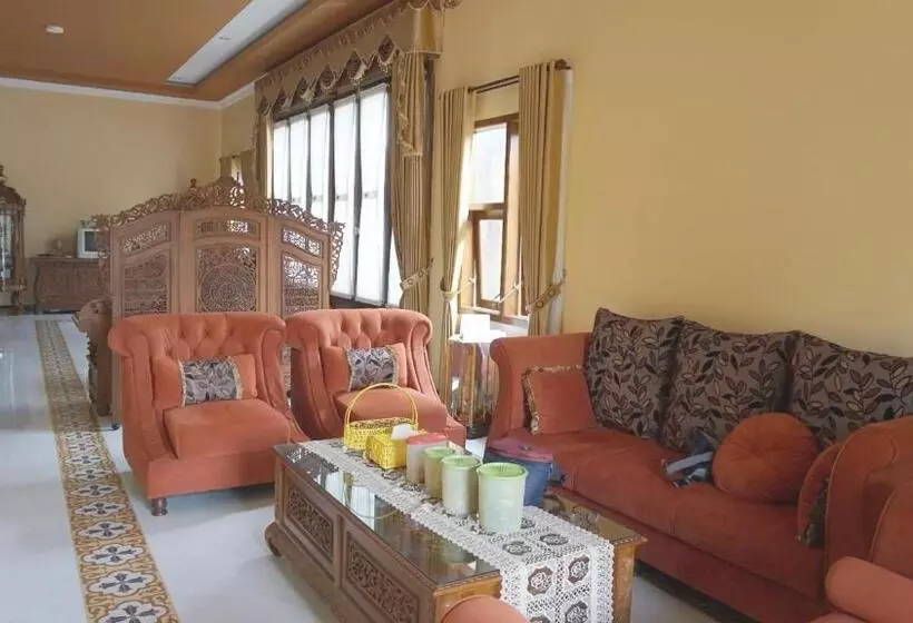 هتل Oyo 94147 Anasya Homestay