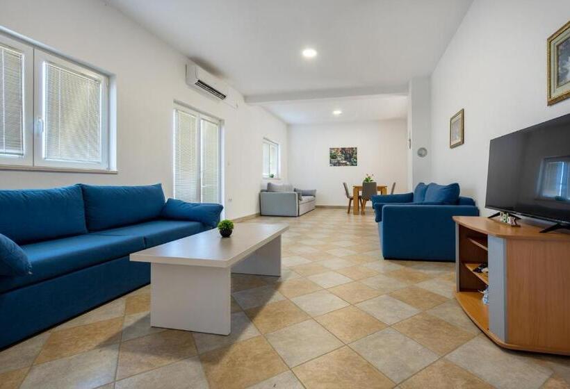 پانسیون Apartment With Pool Sunset Cove