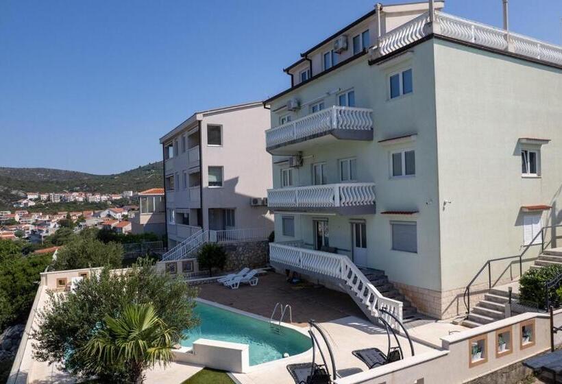 پانسیون Apartment With Pool Sunset Cove