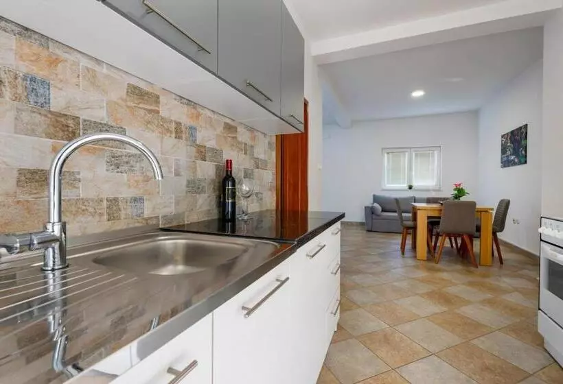 پانسیون Apartment With Pool Sunset Cove