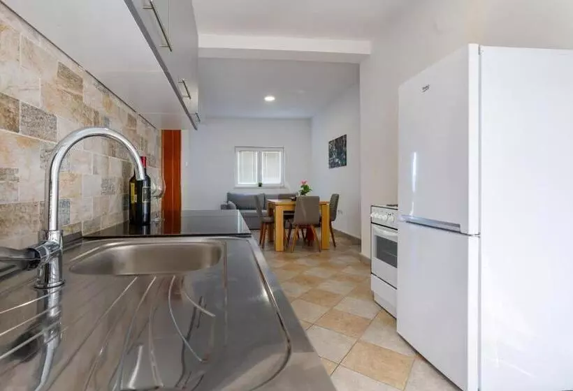 پانسیون Apartment With Pool Sunset Cove