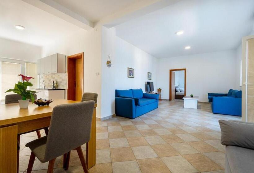 پانسیون Apartment With Pool Sunset Cove