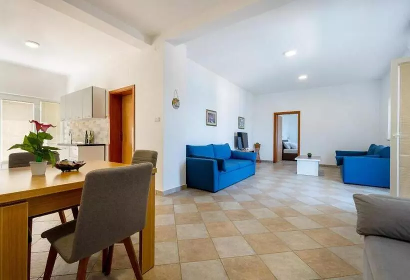 پانسیون Apartment With Pool Sunset Cove