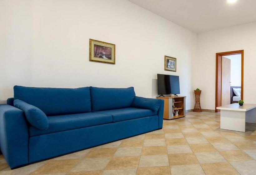 پانسیون Apartment With Pool Sunset Cove