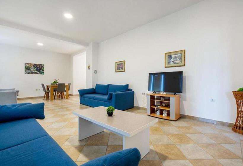 پانسیون Apartment With Pool Sunset Cove