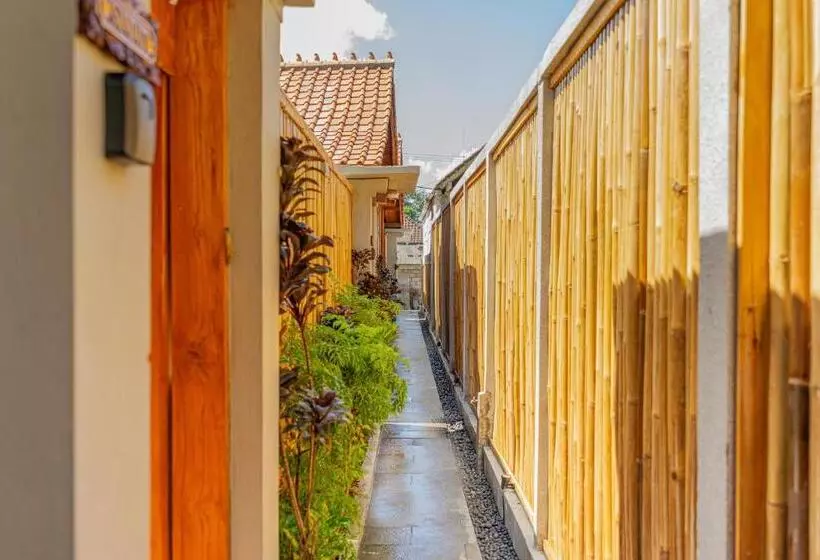 پانسیون Ngesil Private Joglo & Pool