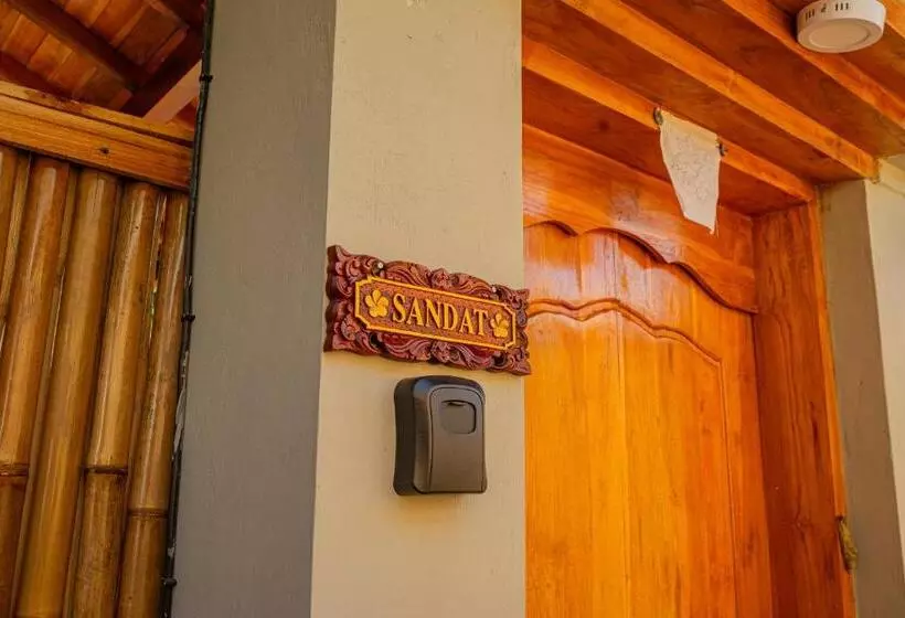 پانسیون Ngesil Private Joglo & Pool