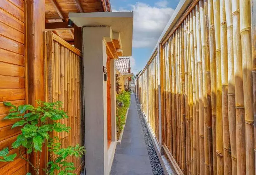پانسیون Ngesil Private Joglo & Pool