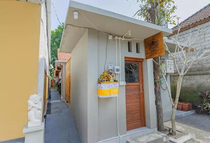 پانسیون Ngesil Private Joglo & Pool