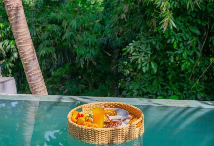 پانسیون Ngesil Private Joglo & Pool