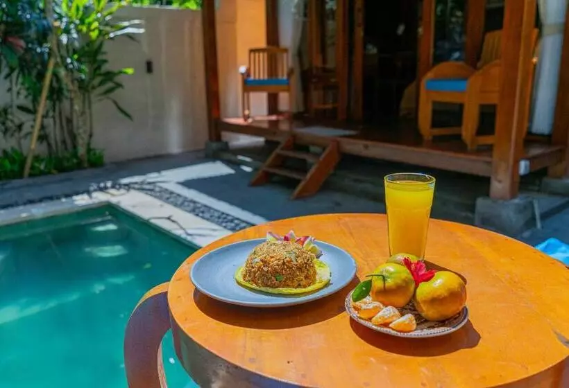پانسیون Ngesil Private Joglo & Pool