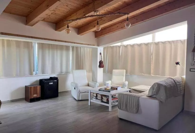 Aamiaismajoitus (B&B) The Blue Window   Rooms   300m From Sea