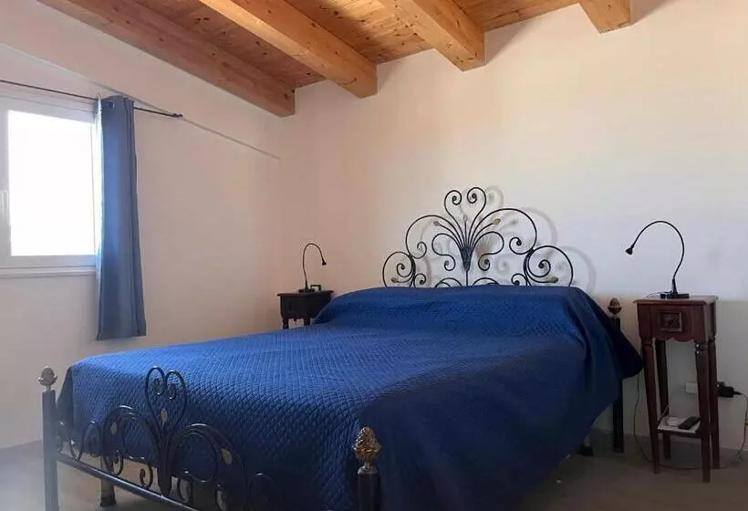 Aamiaismajoitus (B&B) The Blue Window   Rooms   300m From Sea