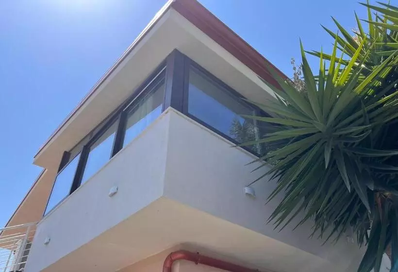 Aamiaismajoitus (B&B) The Blue Window   Rooms   300m From Sea