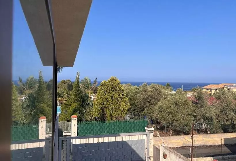 Aamiaismajoitus (B&B) The Blue Window   Rooms   300m From Sea