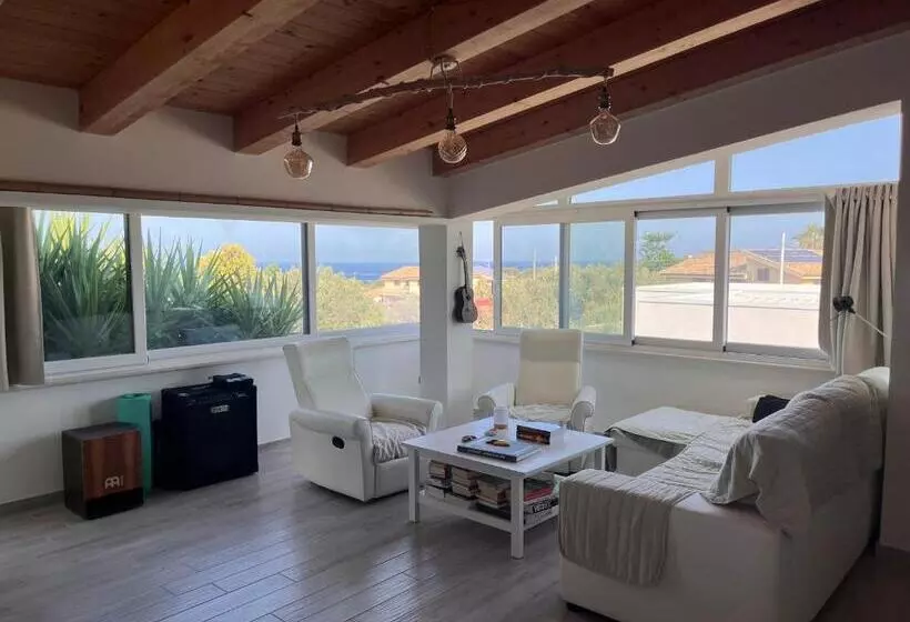 Aamiaismajoitus (B&B) The Blue Window   Rooms   300m From Sea