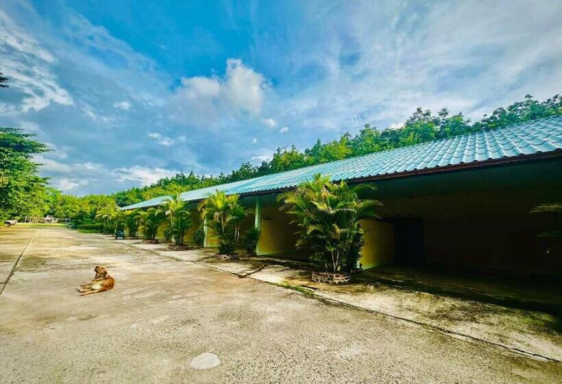 Hotell แฮปปี้รีสอร์ทเขื่องใน