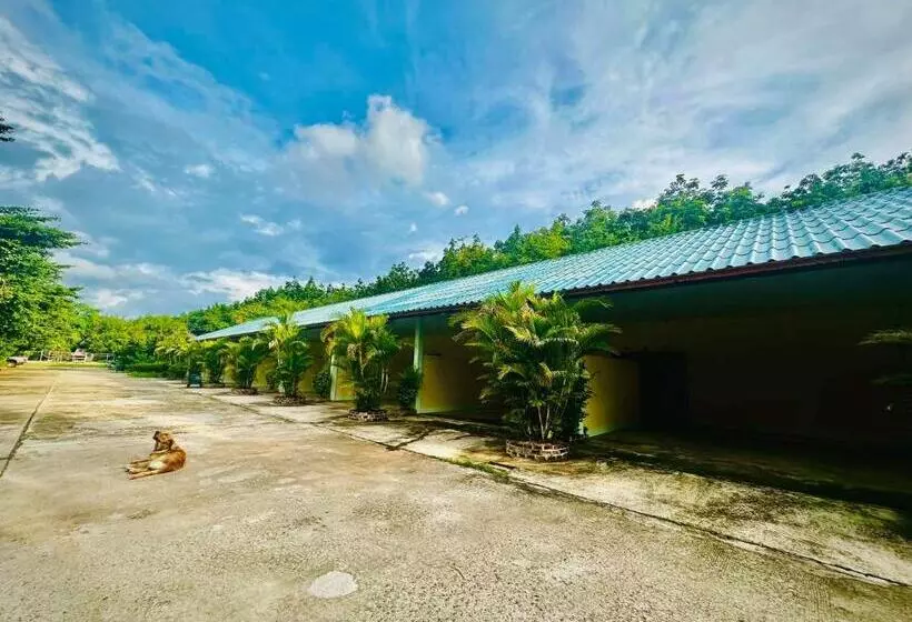 Hotelli แฮปปี้รีสอร์ทเขื่องใน