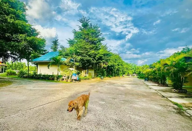 Hotelli แฮปปี้รีสอร์ทเขื่องใน