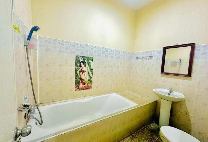 Hotell แฮปปี้รีสอร์ทเขื่องใน