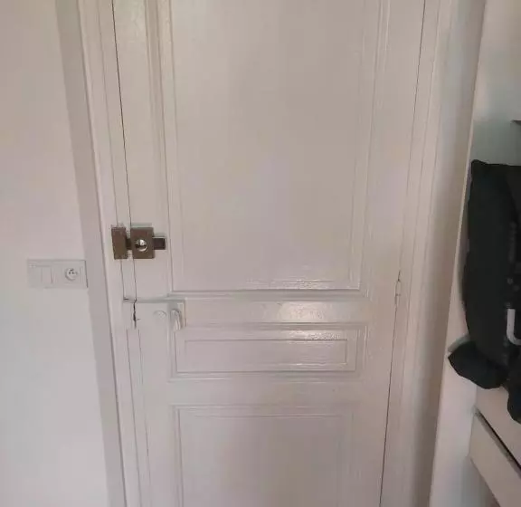 Majatalo Chambre Avec 1 Lits Et 1 Canapé Convertible, Salle De Bain Et Cuisine Communes