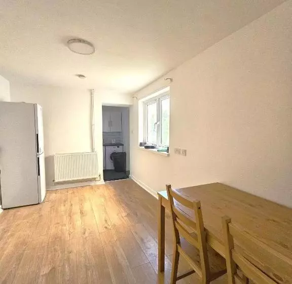 پانسیون Luxurious Guesthouse Accommodation For Professionals And Students Near Cardiff City Centre