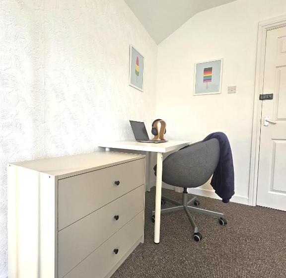 Pension (Hôtel basse catégorie) Luxurious Guesthouse Accommodation For Professionals And Students Near Cardiff City Centre