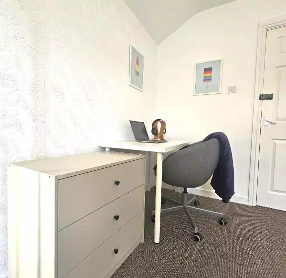 پانسیون Luxurious Guesthouse Accommodation For Professionals And Students Near Cardiff City Centre