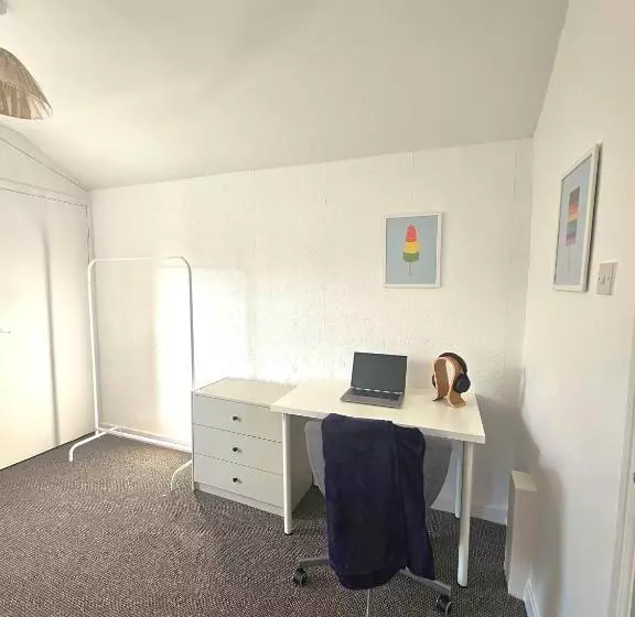 پانسیون Luxurious Guesthouse Accommodation For Professionals And Students Near Cardiff City Centre