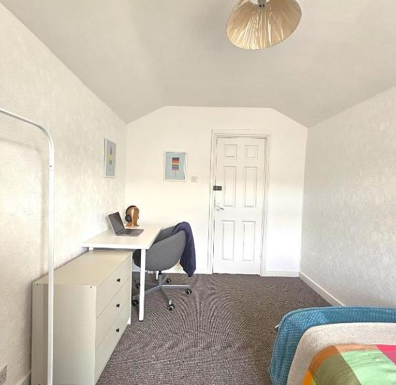 Pension (Hôtel basse catégorie) Luxurious Guesthouse Accommodation For Professionals And Students Near Cardiff City Centre