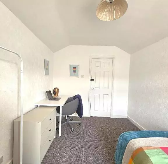 پانسیون Luxurious Guesthouse Accommodation For Professionals And Students Near Cardiff City Centre