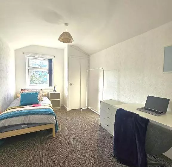 پانسیون Luxurious Guesthouse Accommodation For Professionals And Students Near Cardiff City Centre
