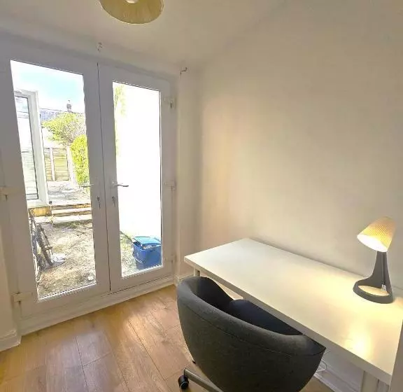 پانسیون Luxurious Guesthouse Accommodation For Professionals And Students Near Cardiff City Centre