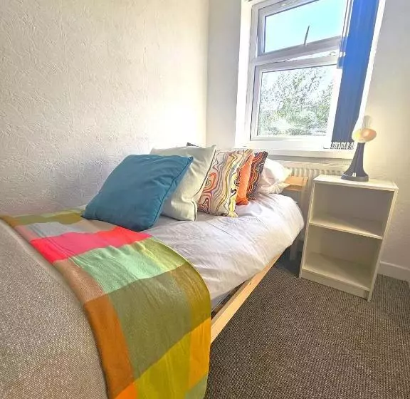 پانسیون Luxurious Guesthouse Accommodation For Professionals And Students Near Cardiff City Centre