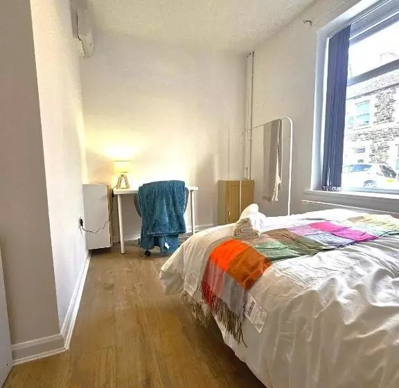 پانسیون Luxurious Guesthouse Accommodation For Professionals And Students Near Cardiff City Centre