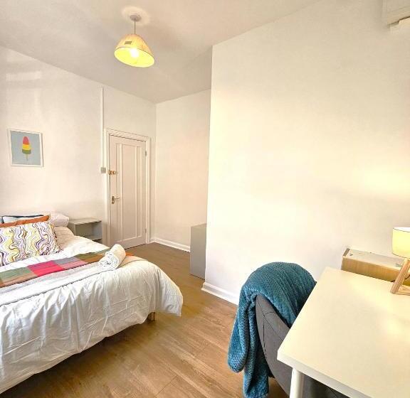 Pension (Hôtel basse catégorie) Luxurious Guesthouse Accommodation For Professionals And Students Near Cardiff City Centre