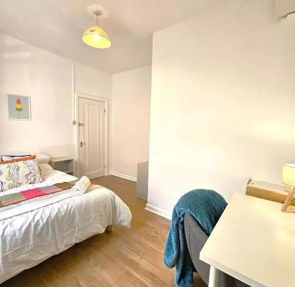 پانسیون Luxurious Guesthouse Accommodation For Professionals And Students Near Cardiff City Centre
