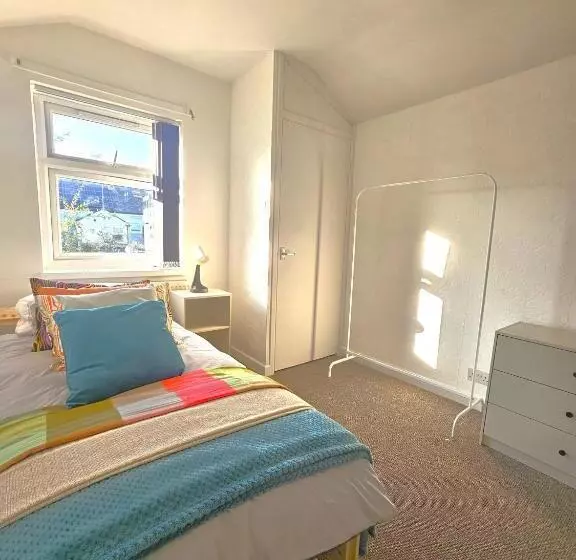 پانسیون Luxurious Guesthouse Accommodation For Professionals And Students Near Cardiff City Centre