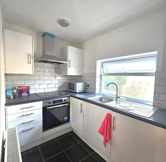 پانسیون Luxurious Guesthouse Accommodation For Professionals And Students Near Cardiff City Centre